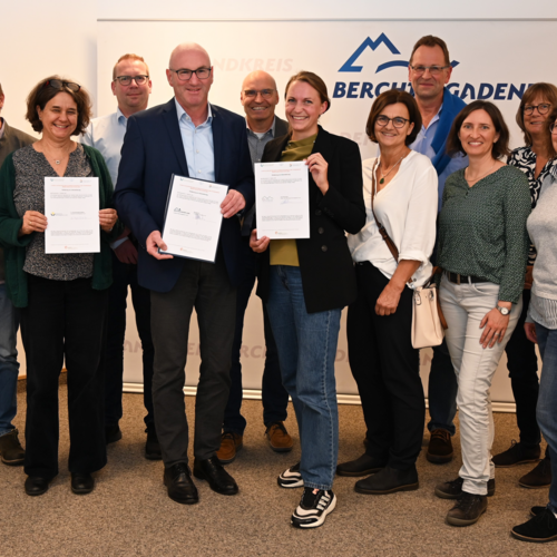 Landrat Bernhard Kern (4.v.l.) hat gemeinsam mit dem Steuerkreis der Hospiz- und Palliativregion Berchtesgadener Land die Charta zur Betreuung schwerstkranker und sterbender Menschen unterzeichnet.