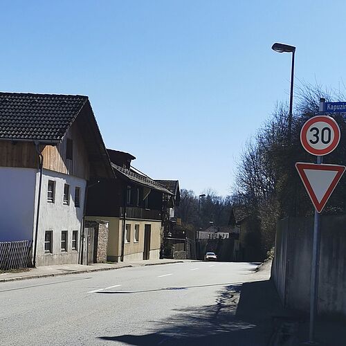 Auf der Freilassinger Straße in Laufen (B20) gilt ab sofort in beide Fahrtrichtungen eine 30-km/h-Beschränkung von Höhe des Klosters beim Stadttor bis etwa auf Höhe der Tankstelle.