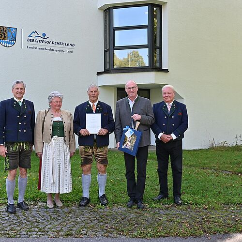 Landrat Bernhard Kern (2.v.r.) überreichte Alois Biermaier (Mitte) aus Bischofswiesen – im Beisein von Bischofswiesens Bürgermeister Thomas Weber (v.l.)), Ehefrau Anneliese Bier-maier und Willy Ebneth, ehemaliger Vorstand des Sänger- und Musikantenvereins D’Bischofswieser – das Ehrenzeichen des Bayerischen Ministerpräsidenten für Verdienste im Ehrenamt.